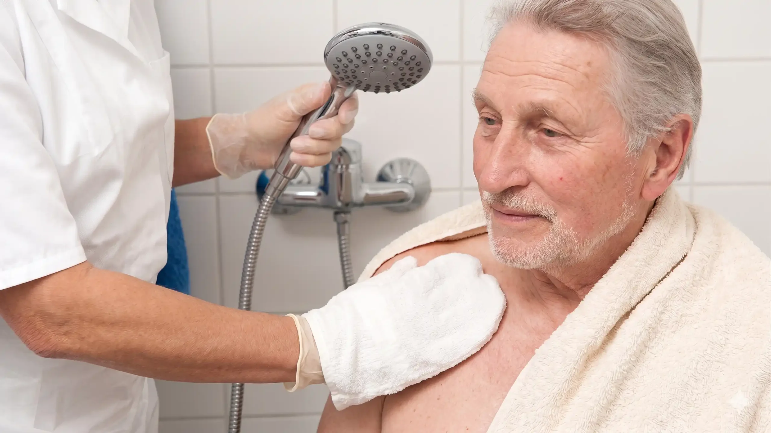 Higiene e Banho no Idoso com Alzheimer: Estratégias para Evitar Conflitos e Garantir a Segurança